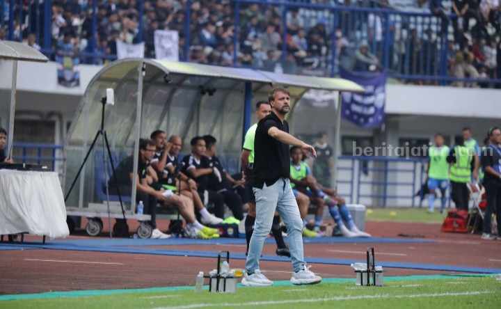 Pelatih Madura United FC, Maurucio Souza saat mendampingi tim bertandang ke markas Persib Bandung, di Stadion Gelora Bandung Lautan Api, Minggu (2/7/2023) lalu. [Gambar: Madura United]