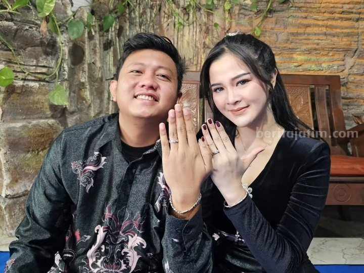 Potret Denny Caknan dan Bella Bonita (Belbon) pamer cincin. (Sumber foto: Instagram denny_caknan)