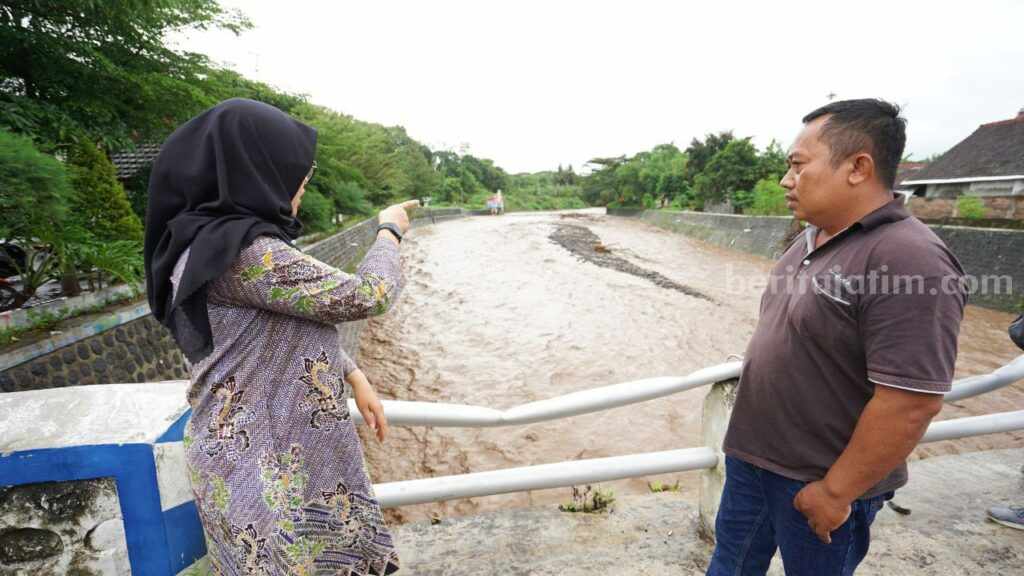Banyuwangi Waspada Dampak Curah Hujan Tinggi Bupati Banyuwangi Ipuk Fiestiandani saat meninjau debit air Sungai Badeng di Jembatan Alasmalang, Desa Alasmalang, Kecamatan Singojuruh, Jumat (7/7/2023).