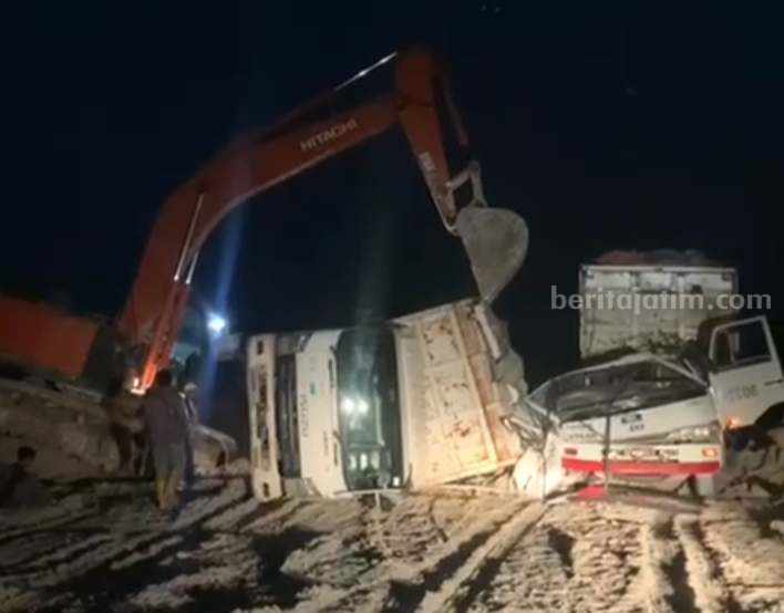 Akibat Ambles, Sopir di Gresik Tewas Tergencet di Dalam Dump Truk Galian C Proses evakuasi dump truk galian C yang menewaskan pengemudinya akibat ambles
