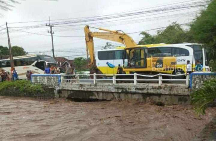 Debit air di Sungai Badeng di Jembatan Alasmalang, Desa Alasmalang, Kecamatan Singojuruh, Jumat (7/7/2023).