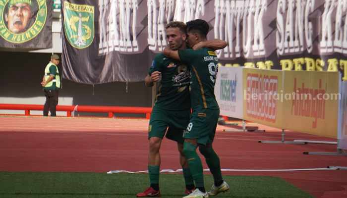 Pemain Persebaya Bruno Moreira, setelah mencetak gol. (Way)