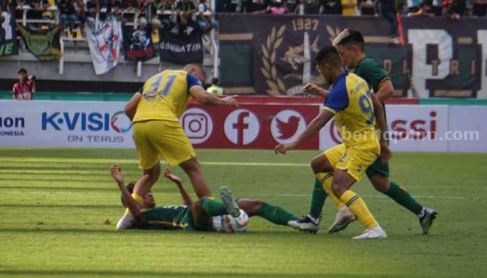 Persebaya melawan Barito Putra. (Way)