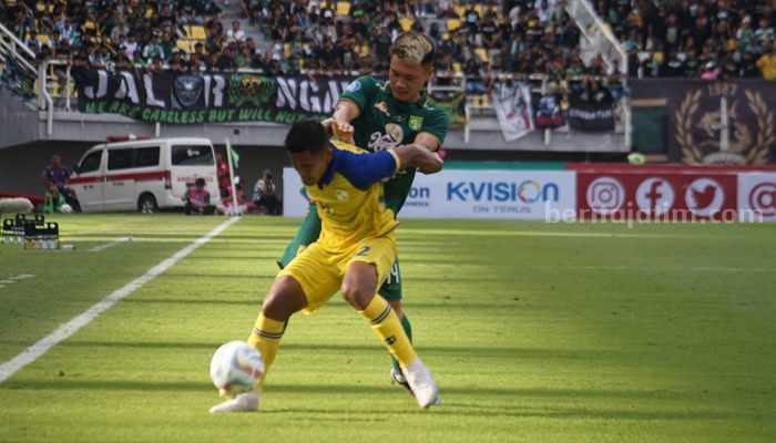 Imbangi Persebaya, Pelatih Barito Sebut Bajol Ijo Pintar Manfaatkan Peluang Pemain Barito Tahan pemain Persebaya Surabaya. (Way)