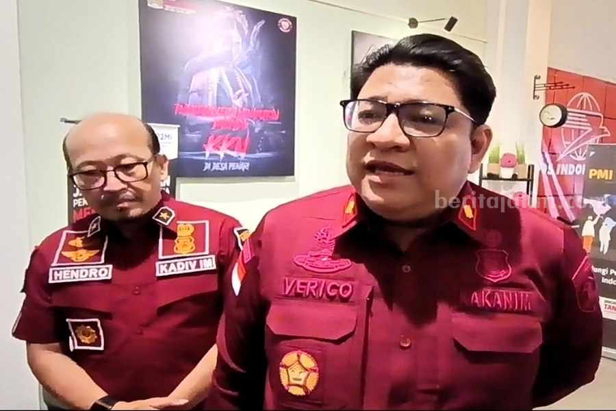 Imigrasi Tanjung Perak Deportasi 10 WNA Semester I 2023 Verico Sandi Kepala Kantor Imigrasi Kelas I TPI Tanjung Perak (kanan) didampingi Hendro Tri Prasetyo Kadiv Keimigrasian Kanwil Kemenkumham Jatim (kiri). (Foto/Anggadia).