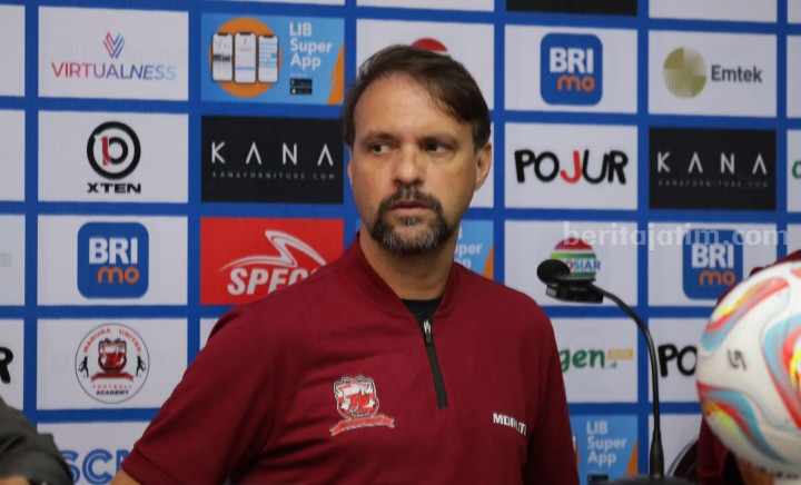 Pelatih Madura United FC, Mauricio Souza.