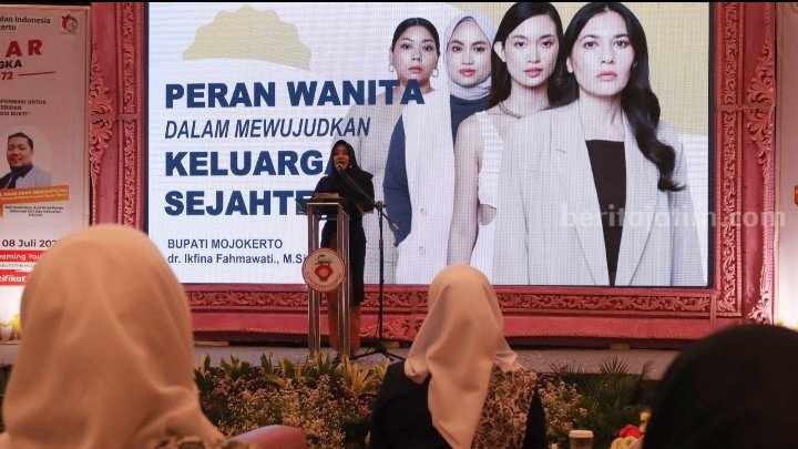 Bupati Mojokerto Ikfina Fahmawati saat menjadi narasumber seminar puncak peringatan HUT ke-72 IBI di aula salah satu hotel di Kota Mojokerto. [Foto : ist]