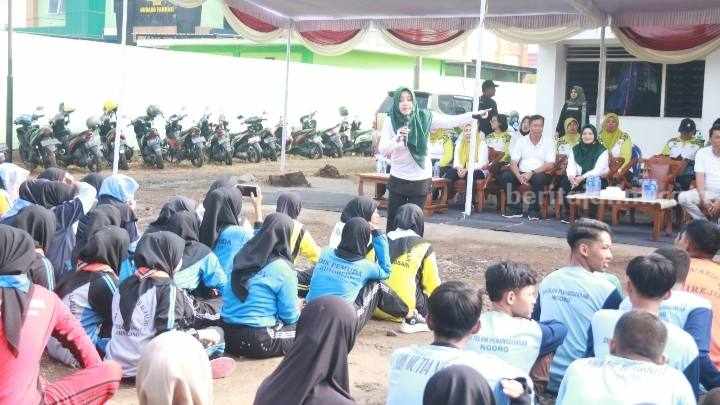 Bupati Mojokerto Ikfina Fahmawati saat mengikuti senam kreasi PERWOSI bersama dengan para siswa SMK Swasta se-Kabupaten Mojokerto di gedung Dekopinda Kabupaten Mojokerto. [Foto : ist]