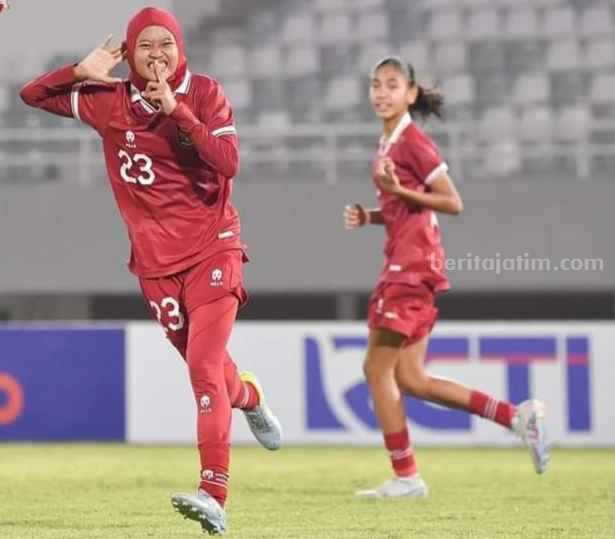 Pemain timnas putri Piala AFF 19 asal Gresik, Dwi Ayunda Anggraini, melakukan selebrasi usai mencetak gol.
