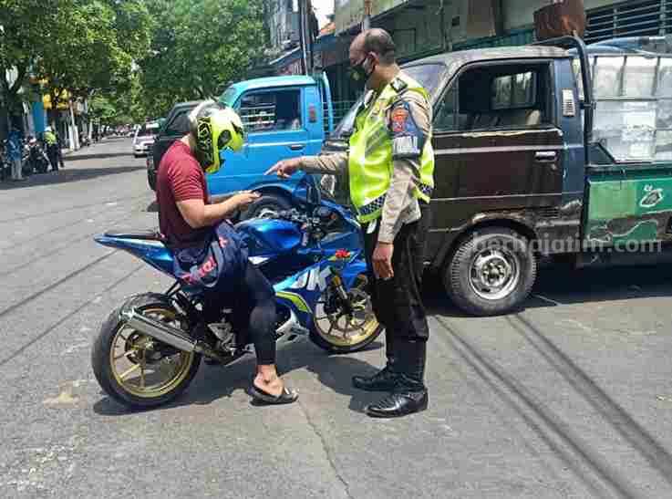 Masih Banyak Warga Gresik yang Terjaring E-TLE Pengendara motor yang terjaring razia.