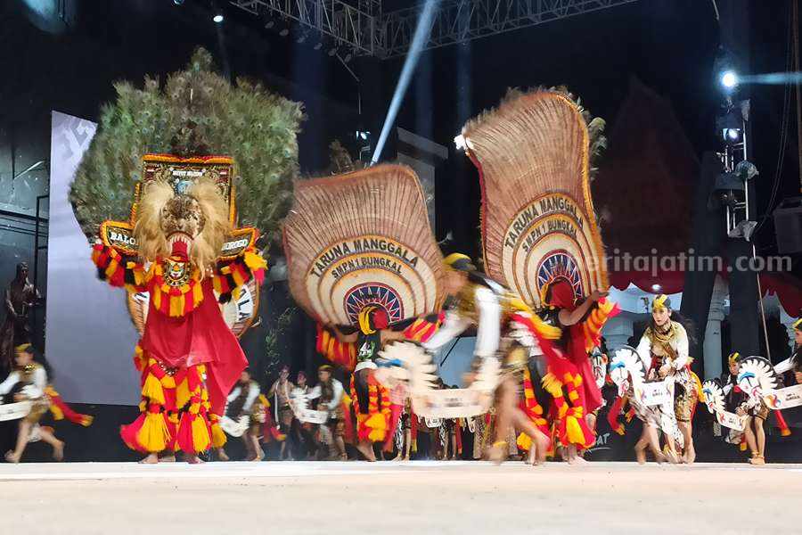 Pertunjukan salah satu grup reog remaja saat pembukaan Grebeg Suro beberapa hari lalu. (Foto/Endra Dwiono/Beritajatim.com)