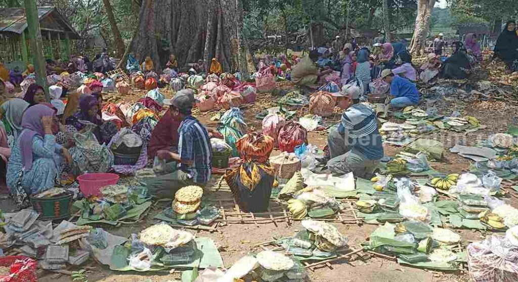 Sedekah bumi atau manganan di Desa Kembangbilo, Kecamatan Tuban. [Foto:Diah Ayu/beritajatim.com]