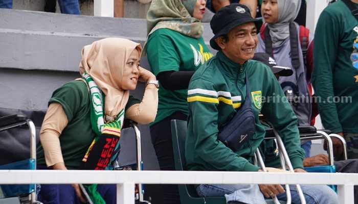 Bonek Penyandang Disabilitas Lega Akhirnya Ada Tribun Khusus di Stadion GBT Sepasang suami istri penyandang disabilitas menikmati tribun baru. (Way)