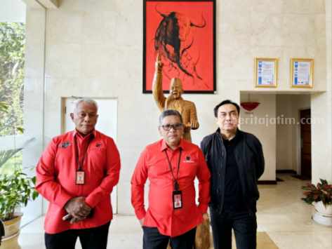Sekjen PDIP Hasto Kristiyanto (tengah)