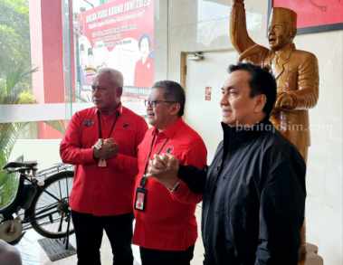 Sekjen PDIP Hasto Kristiyanto (tengah)