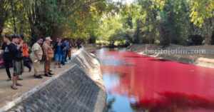 DLH Pamekasan Telusuri Penyebab Fenomena Sungai Berubah Merah Fenomena sungai berwarna merah di Pamekasan, Senin (10/7/2023).