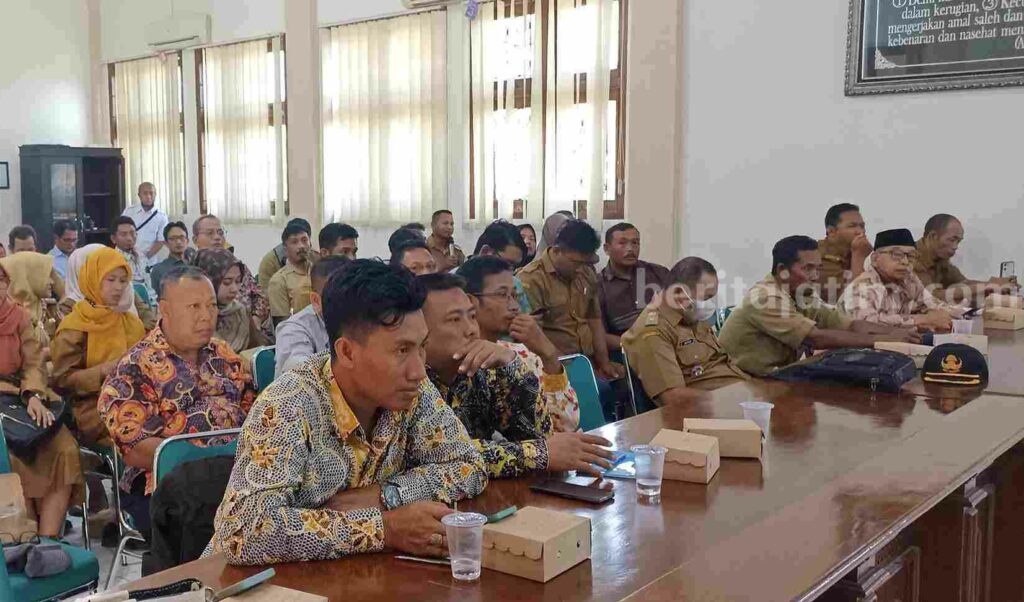 Seluruh Kepala Desa se Kabupaten Tuban bendahara desa, direktur dan bendahara BUMDesa, pendamping, dan Kader Pemberdayaan Masyarakat Desa (KPMD) saat ikuti sosialisasi di Dinsos P3A Tuban. [Foto:Diah Ayu/beritajatim.com]
