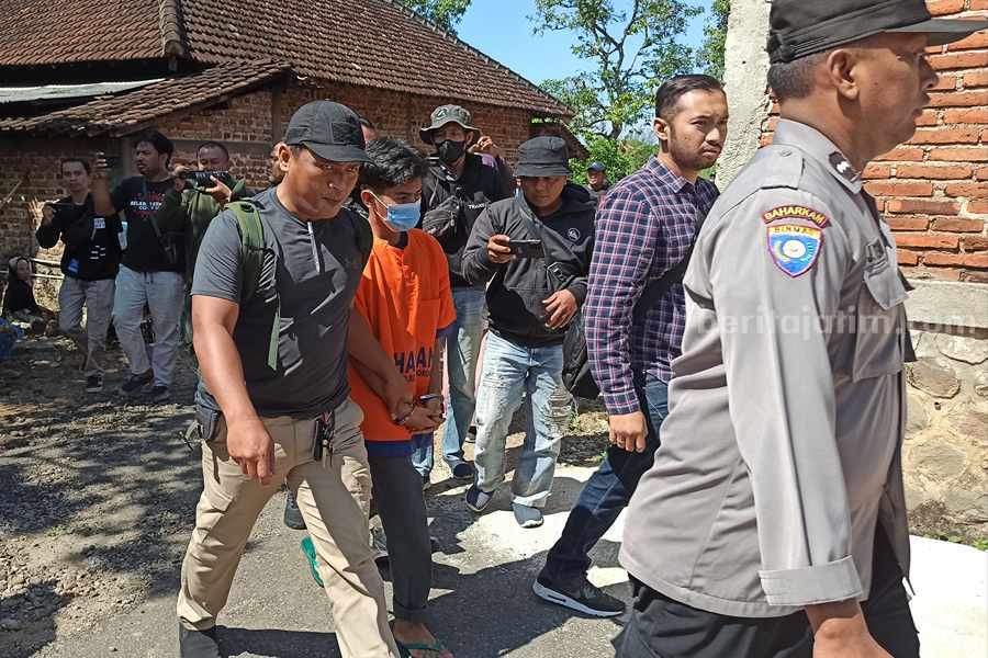 Tersangka Jeki Rahmat saat akan menjalani rekonstruksi di rumah kontrakan di Jenamgna. (Foto/Endra Dwiono/Beritajatim.com)