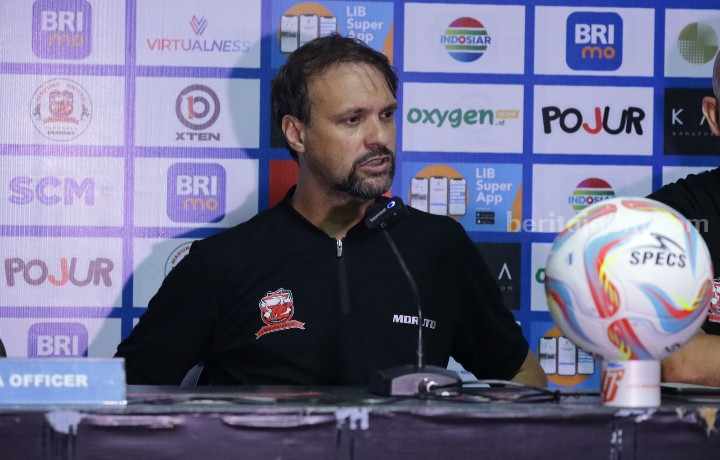 Pelatih Madura United FC, Mauricio Souza saat konferensi pers usai mengalahkan Persik Kediri 3-2 di Stadion Gelora Madura Rato Pamelingan Pamekasan, Minggu (9/7/2023).