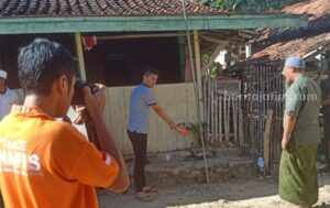 Bocah di Sampang Kena Strum Saat Bermain, Meninggal Evakuasi korban kesetrum di Sampang (Foto: Zamachsari/beritajatim.com)