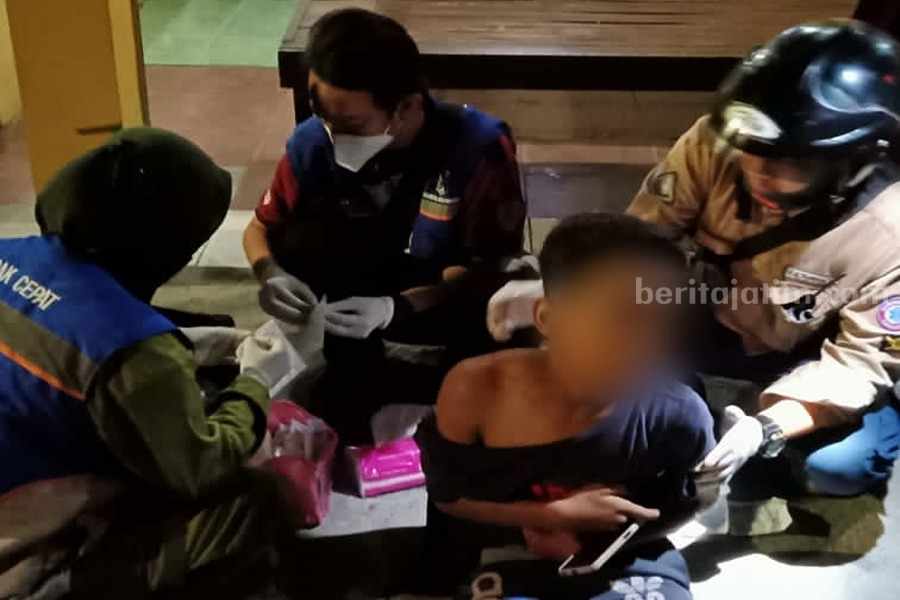 Korban Dimas saat menjalani pertolongan pertama oleh petugas PMI Kota Surabaya usai dibacok oleh celurit, Senin (10/07/2023) dini hari. (foto/dokumen BPBD Kota Surabaya).