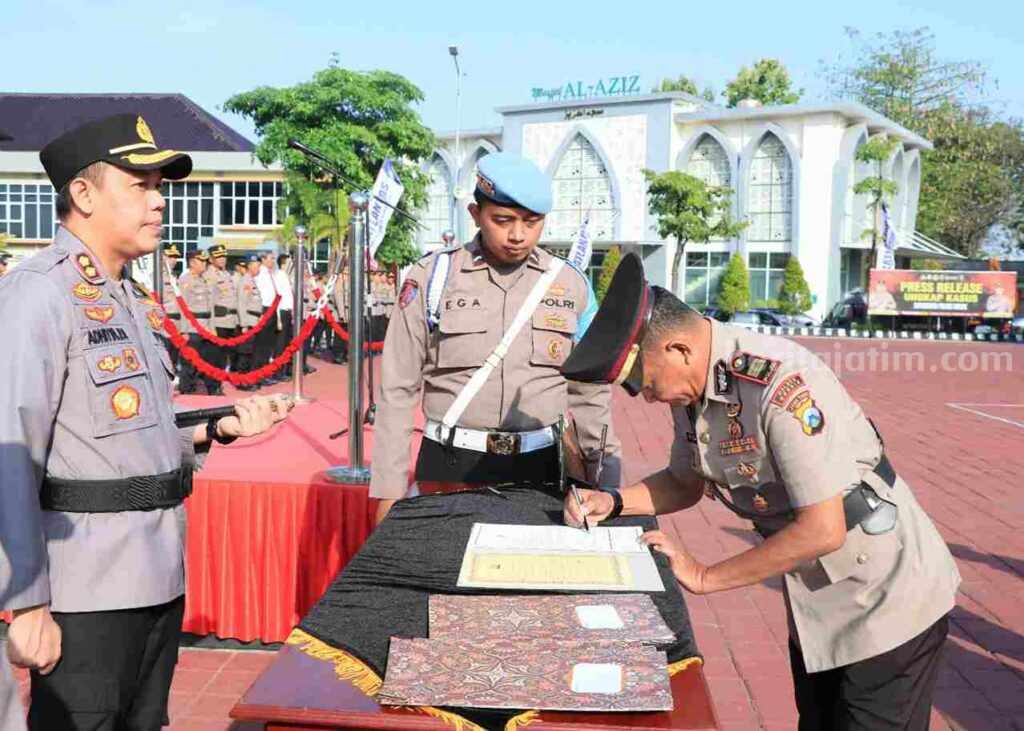 Kapolres Gresik AKBP Adhitya Anom saat memimpin sertijab perwira pertama dan menengah
