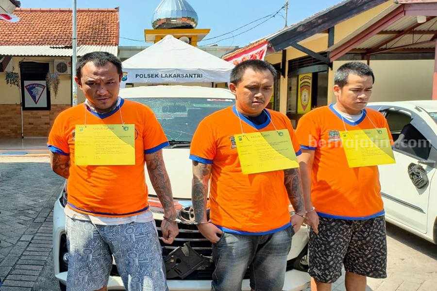 Ketiga tersangka saat dirilis di Polsek Lakarsantri.