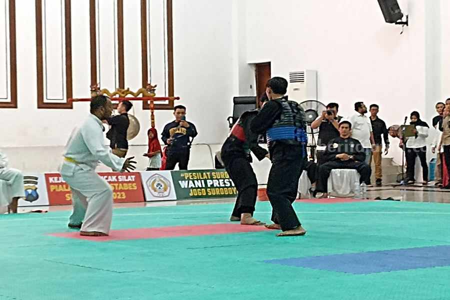 Kedua atlet pencak silat dari kecamatan Benowo dan Semampir saat bertarung di laga final kelas E, Rabu (12/07/2023) malam. (Foto/Anggadia).