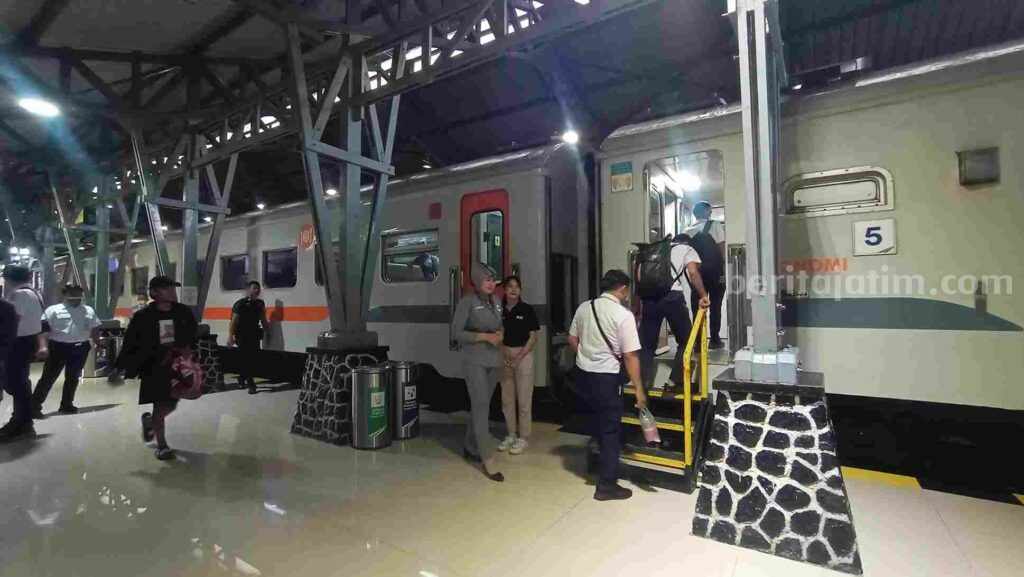 Banyak Protes, Stasiun Blitar Kini Tidak Lagi Jadi Tempat Transit KA Lokal Penumpang saat naik ke Kereta Api Lokal di Stasiun Blitar.
