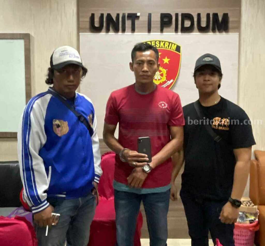 Terekam CCTV Curi Ponsel, Warga Ujungpangkah Gresik Dipenjara MF tersangka pencuri ponsel saat dibawa ke Polres Gresik
