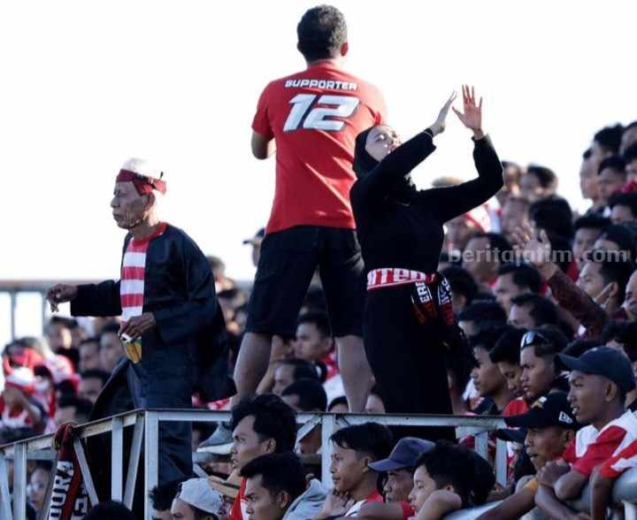 Suporter Madura Bersatu mendukung Madura United saat menjamu Persik Kediri, pada laga pekan ke-2 Liga 1 di Stadion Gelora Madura Rato Pamelingan Pamekasan, Minggu (9/7/2023). [Gambar: Madura United]