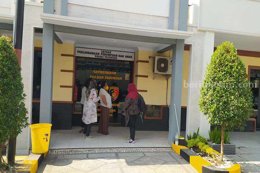 Korban bersama orang tuanya saat melaporkan kejadian pencabulan di Polres Pasuruan.
