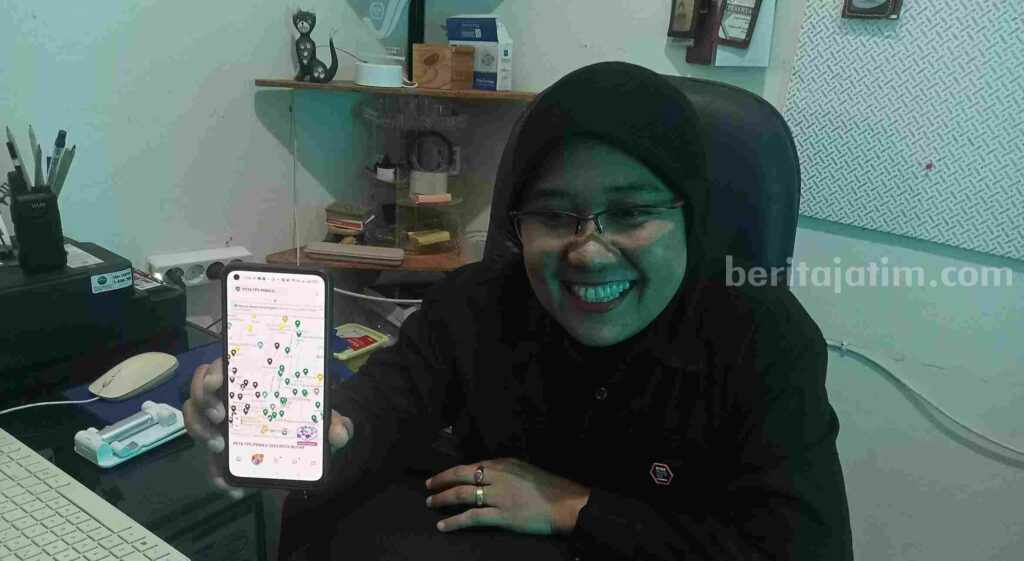 Seluruh TPS di Kota Blitar Terkoneksi dengan GPS, Pertama di Indonesia Ninik Sholikhah, Komisioner KPU Kota Blitar, menunjukkan titik TPS di GPS.