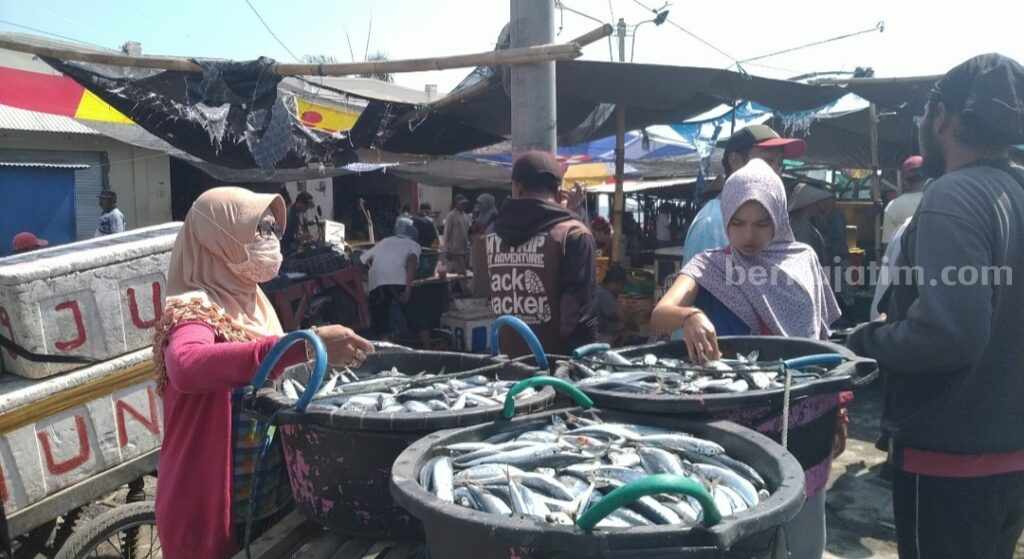Aktivitas pasar ikan di Pelabuhan Ikan Muncar, Kecamatan Muncar, Banyuwangi. (dok/rindi)
