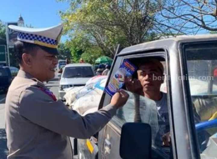 Personil Polres Pamekasan, membagikan selebaran dalam Operasi Patuh Semeru 2023 di Pamekasan.