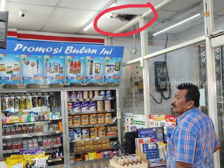 Plafon minimarket di Desa Brangkal, Kecamatan Sokko, Kabupaten Mojokerto yang dibobol maling. [Foto : ist]