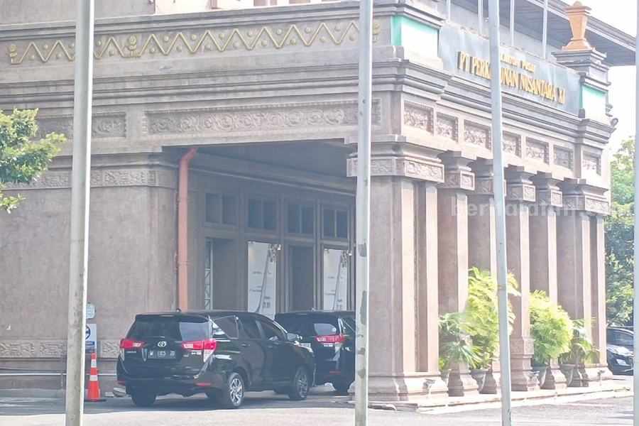 KPK Geledah PTPN XI Surabaya, Periksa Dirut dan Bawa 2 Koper Berkas Mobil petugas KPK yang terparkir di depan kantor PTPN XI Jalan Merak, Krembangan, Jumat (14/07/2023).