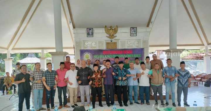 Fattah Jasin Diplot sebagai Ketua KAUJE Korda Madura Raya Ir Fattah Jasin (tengah) bersama Alumni Universitas Jember (UNEJ) berpose bersama usai ditetapkan sebagai Ketua KAUJE Korda Madura Raya, di Pamekasan, Sabtu (15/7/2023).