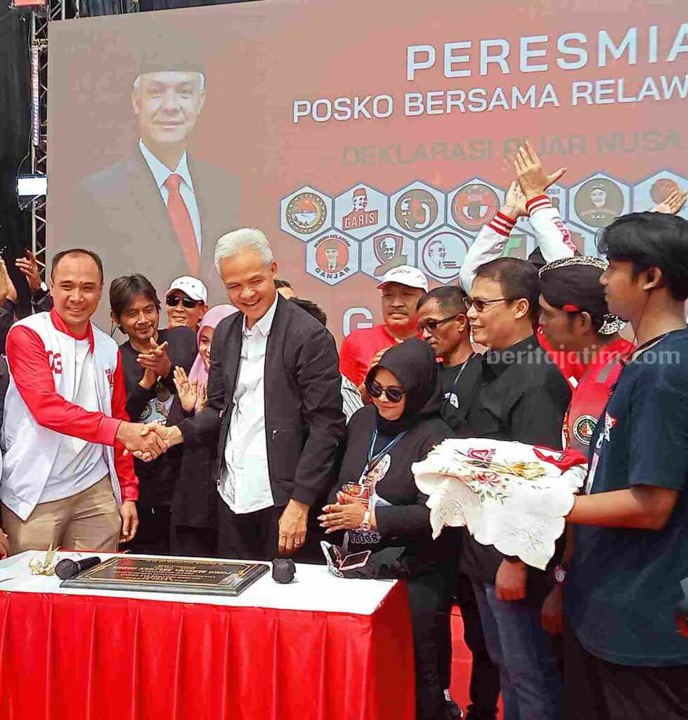 Ganjar Dengar Keluh Kesah Pelajar Gresik yang Sulit Lanjutkan Kuliah Ganjar Pranowo usai meresmikan posko pemenangan bersama relawan taruna merah putih