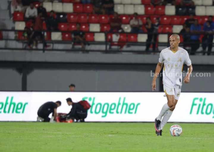 Aksi bek Madura United FC, Cleberson Martins saat bertanding melawan Bali United FC, pada laga pekan ketiga Liga 1 di Stadion Kapten I Wayan Dipta Gianyar, Bali, Sabtu (15/7/2023). [Gambar: Madura United]