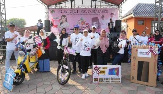 Wali Kota Mojokerto, Ika Puspitasari saat hadir dalam peringatan Hari Koperasi di Pasar Ketidur, Kecamatan Prajurit Kulon. [Foto : ist]