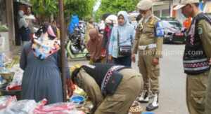 Satpol PP Pamekasan Tertibkan Pedagang Pinggir Jalan Personil Satpol-PP Pamekasan, menertibkan sejumlah pedagang yang meluber ke ruas jalan raya di sepanjang Jl Cokroatmojo Pamekasan.