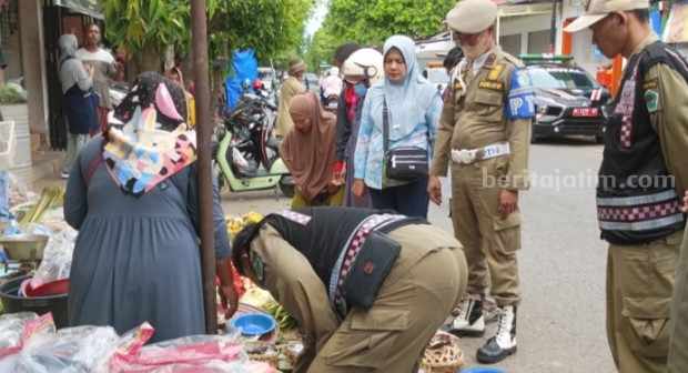 Satpol PP Pamekasan Tertibkan Pedagang Pinggir Jalan Personil Satpol-PP Pamekasan, menertibkan sejumlah pedagang yang meluber ke ruas jalan raya di sepanjang Jl Cokroatmojo Pamekasan.