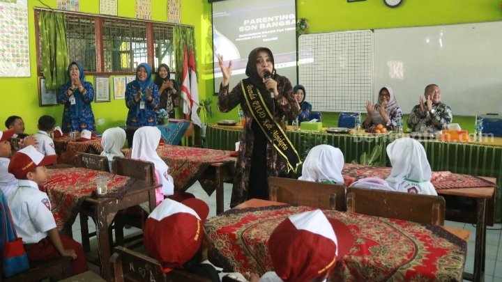 Bupati Mojokerto Ikfina Fahmawati saat bertemu dengan para siswi didik baru di SDN Bangsal. [Foto : ist]