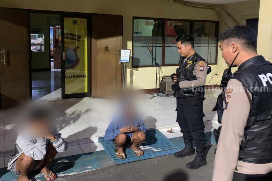 Dua anggota gangster yang diamankan oleh petugas Respati Polrestabes Surabaya. (Foto/ist)