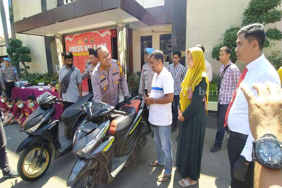 Kapolres Pasuruan Kota, AKBP Makung Ismoyo Jati saat memberikan kendaraan kepada korban pencurian.