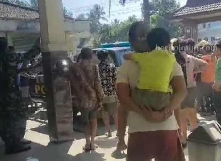 Warga Kecamatan Nglegok Kabupaten Blitar menghajar dua pria asal Lumajang yang melakukan aksi penipuan
