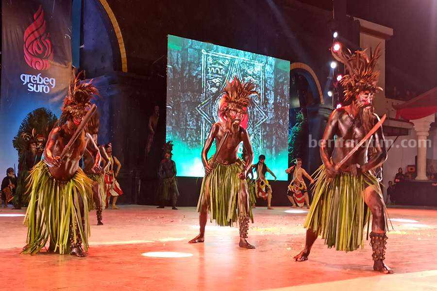 Tari Keling yang identik dengan tubuh hitam tampil di acara penutupan Grebeg Suro di Panggung Utama Alun-alun Ponorogo. (Foto/Endra Dwiono/Beritajatim.com)