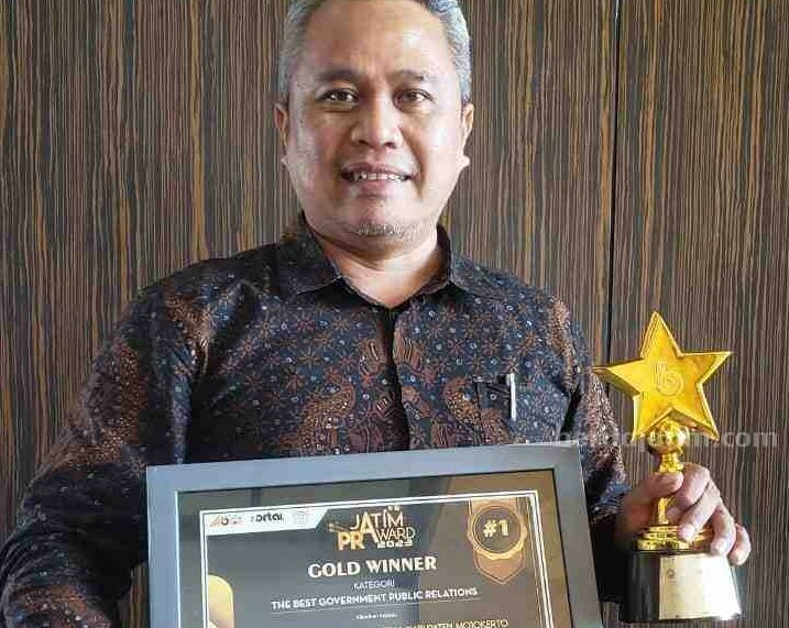 Kepala Diskominfo Kabupaten Mojokerto, Ardi Sepdianto saat menerima penghargaan Jatim PR Award 2023. [Foto : ist]