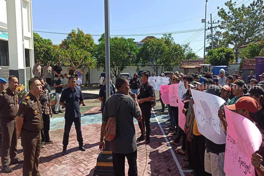 Kajari Ponorogo Rindang Onasis saat mendengarkan salah satu warga Desa Sawoo berorasi di depan kantor kejaksaan, hari Kamis (20/07) kemarin. (Foto/Endra Dwiono/Beritajatim.com)